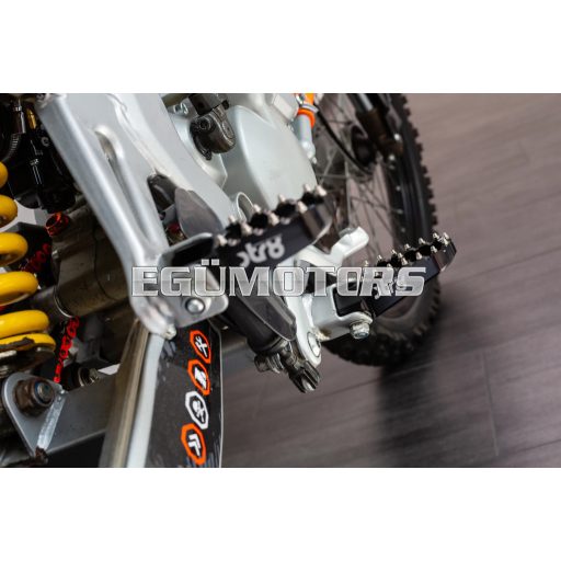 STR8 MX Evo CNC lábtartó készlet fekete, Derbi