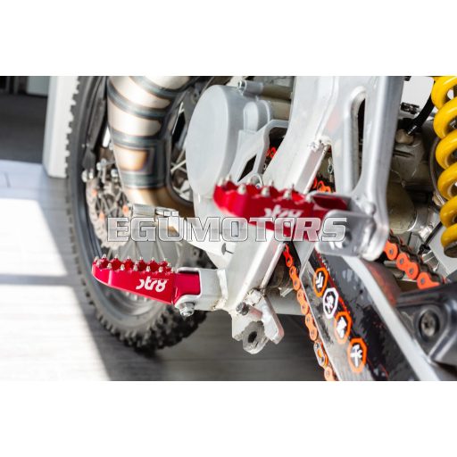 STR8 MX Evo CNC lábtartó készlet piros, Derbi