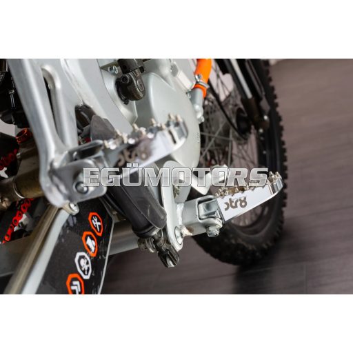 STR8 MX Evo CNC lábtartó készlet ezüst, Derbi
